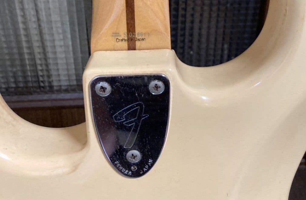 Fenderストラトキャスターエレキギターとアンプ