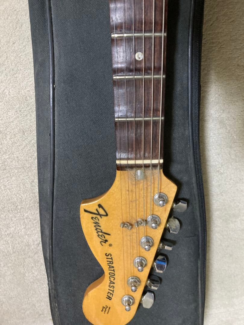 Fenderストラトキャスターエレキギターとアンプ