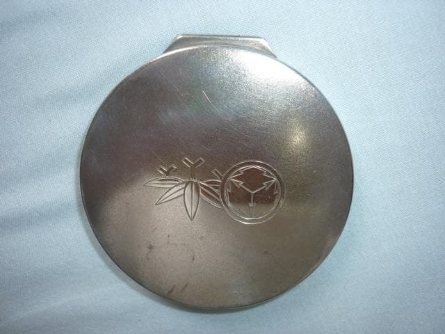 美品大正後期◆銀座 大勝堂 篠笹紋と三つ松皮菱紋 銀製 SILVER コンパクト