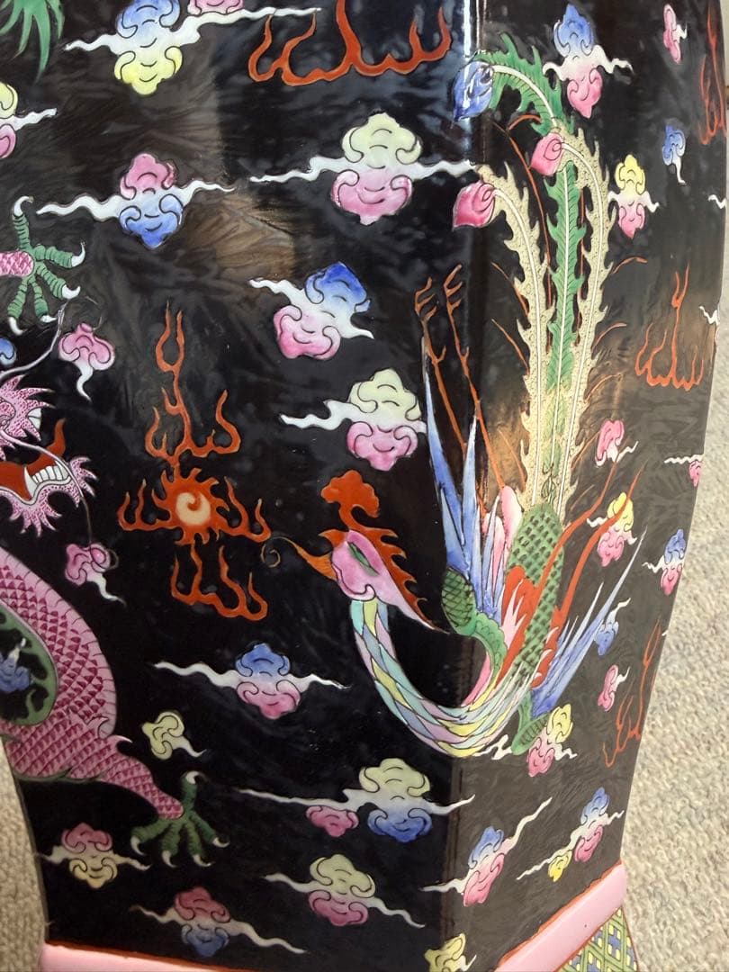 中国　大清乾隆年製銘　黒地粉彩龍鳳紋角瓶　左　高さ47.0cm 送料込み0106