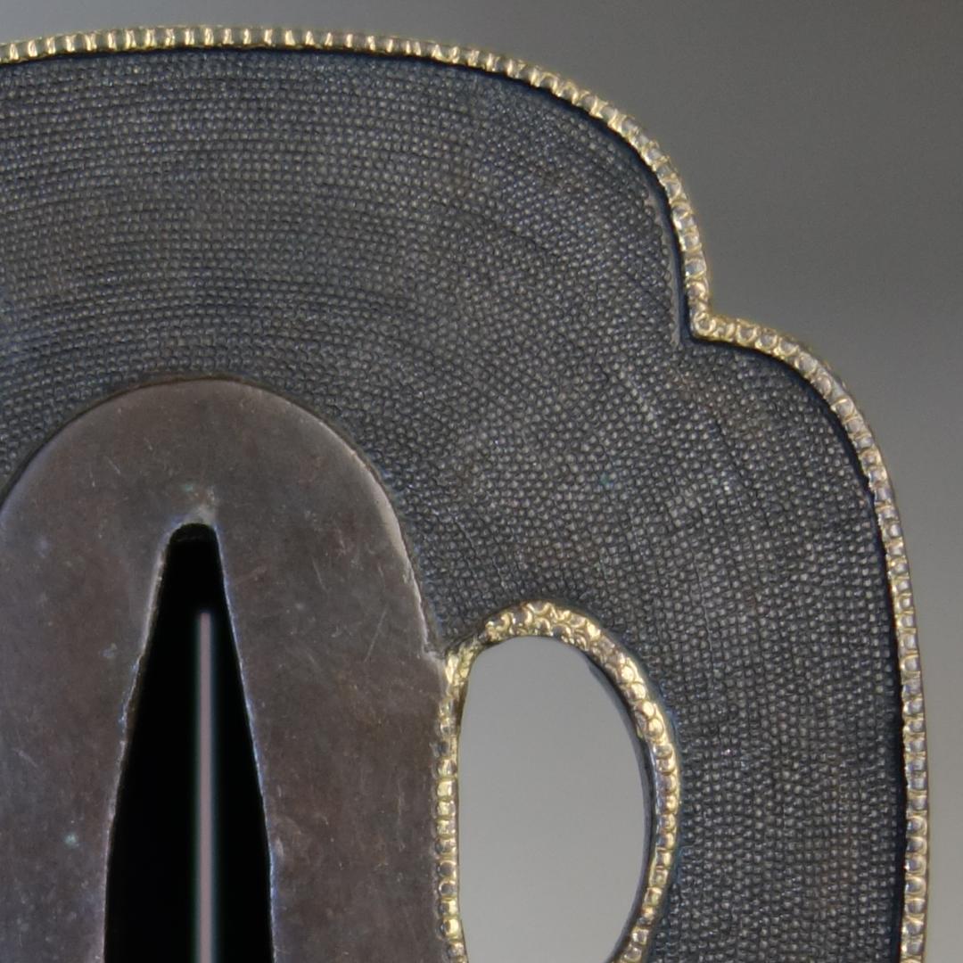 【桜花見図鍔 赤銅魚子地 高肉彫 鍍金銀】(鍔箱付き) 鍔 鐔 刀装具 武具