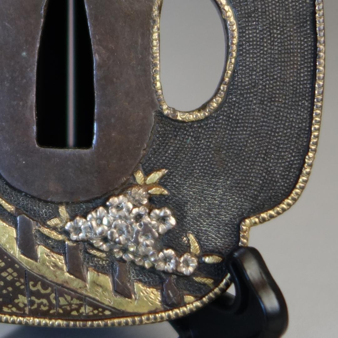 【桜花見図鍔 赤銅魚子地 高肉彫 鍍金銀】(鍔箱付き) 鍔 鐔 刀装具 武具