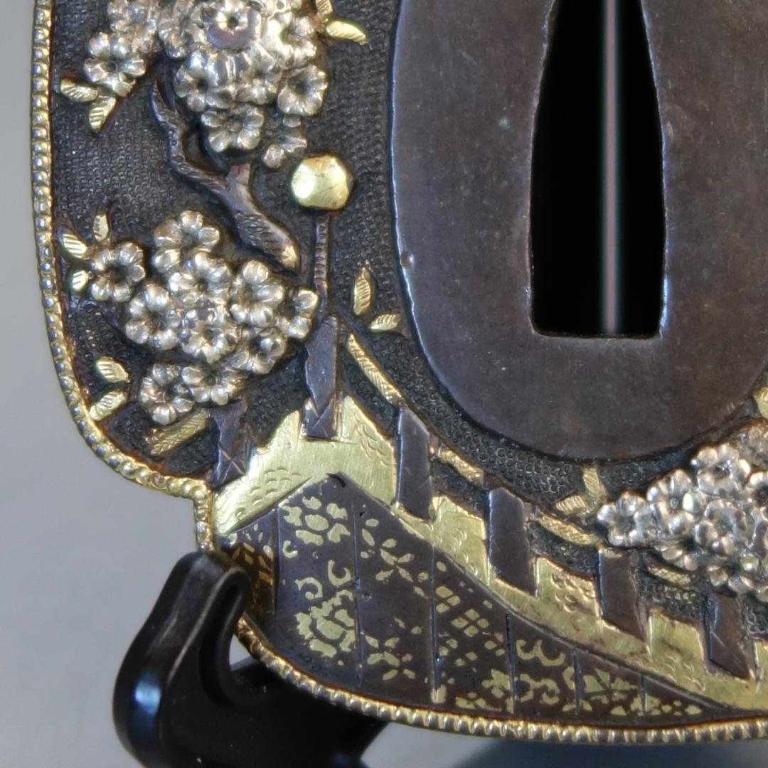 【桜花見図鍔 赤銅魚子地 高肉彫 鍍金銀】(鍔箱付き) 鍔 鐔 刀装具 武具