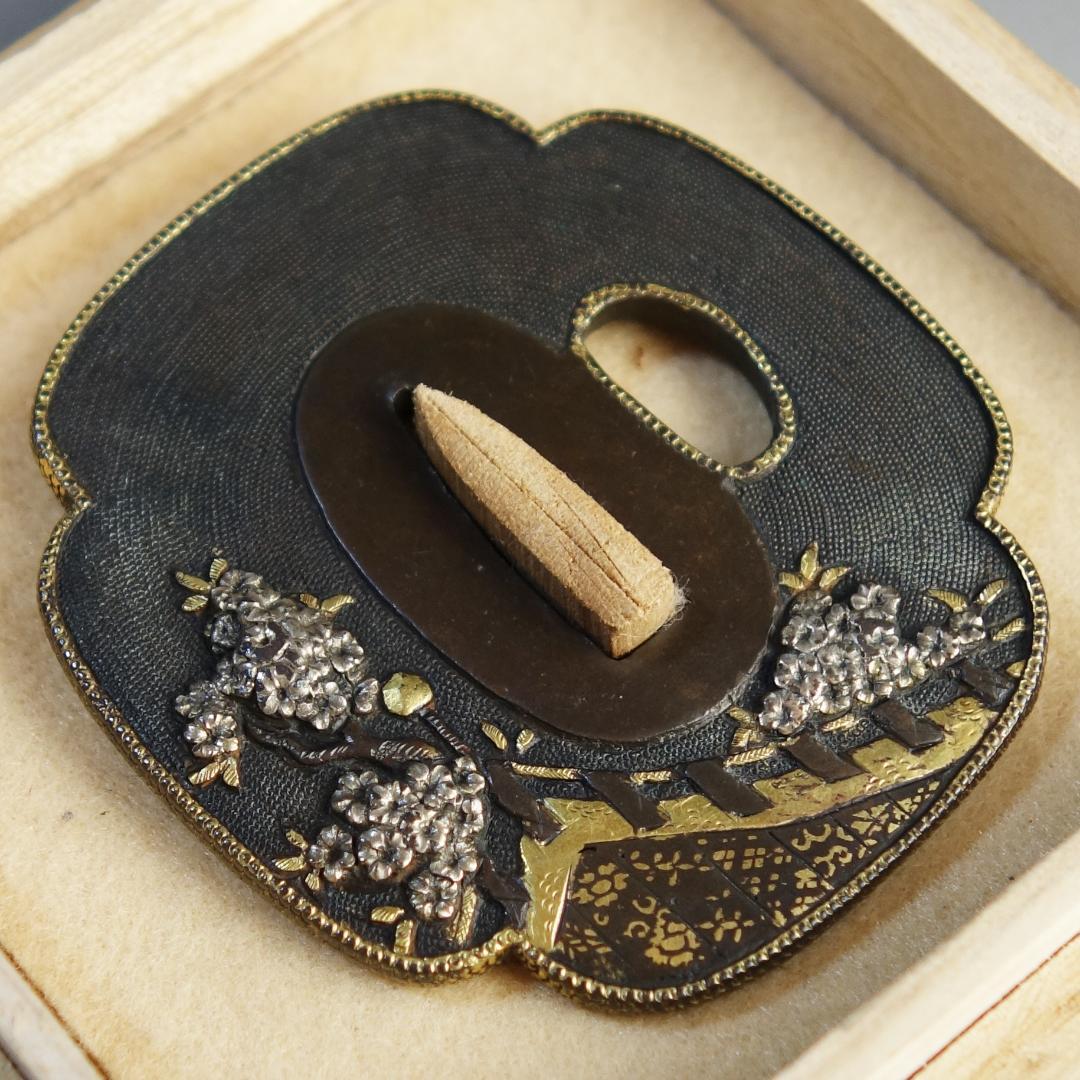 【桜花見図鍔 赤銅魚子地 高肉彫 鍍金銀】(鍔箱付き) 鍔 鐔 刀装具 武具