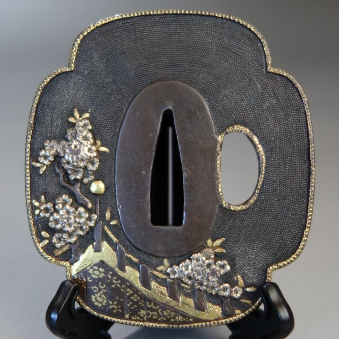 【桜花見図鍔 赤銅魚子地 高肉彫 鍍金銀】(鍔箱付き) 鍔 鐔 刀装具 武具