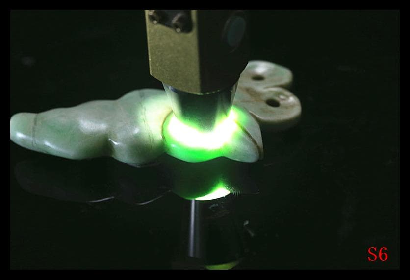 古墳期糸魚川ろうかん翡翠勾玉頭部に彫り込み冠状頭部鳥獣形勾玉縄文時代　出土石器