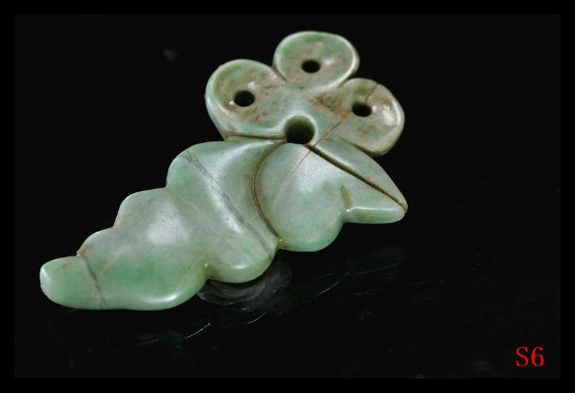 古墳期糸魚川ろうかん翡翠勾玉頭部に彫り込み冠状頭部鳥獣形勾玉縄文時代　出土石器
