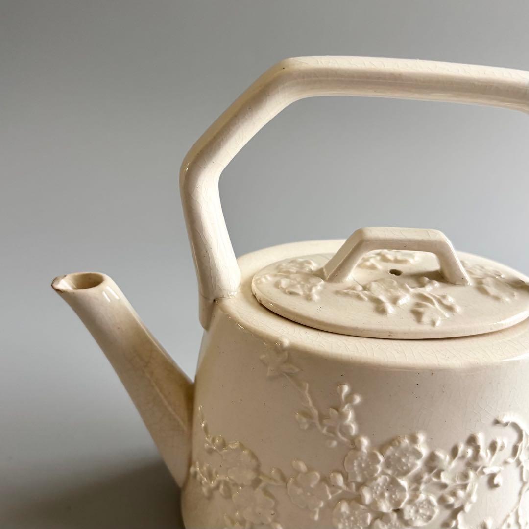 英国アンティーク　1880年代Bristol　　梅の浮彫りポット⚫︎稀少品・美術品