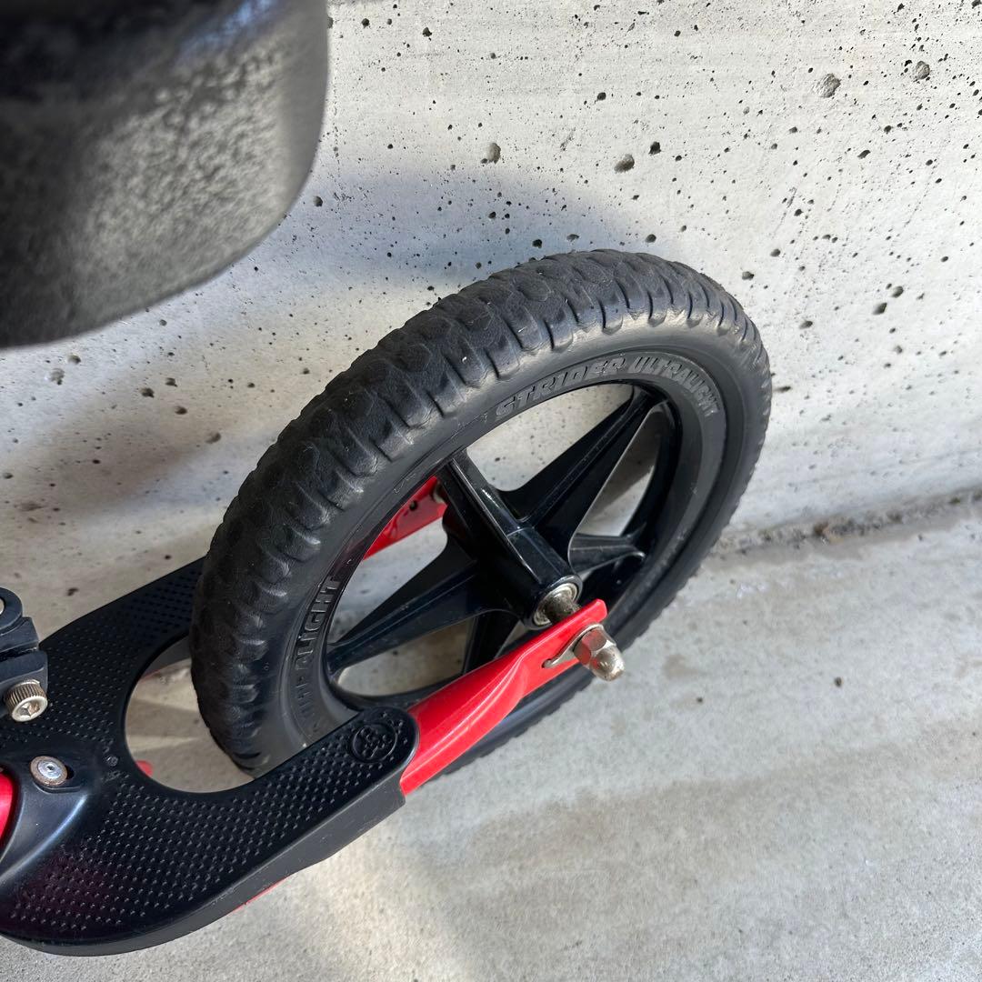 ストライダー スポーツモデル 12インチ レッド　フットステップ付きモデル