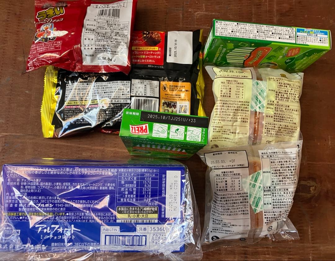 カップ麺　お菓子などの販売です。