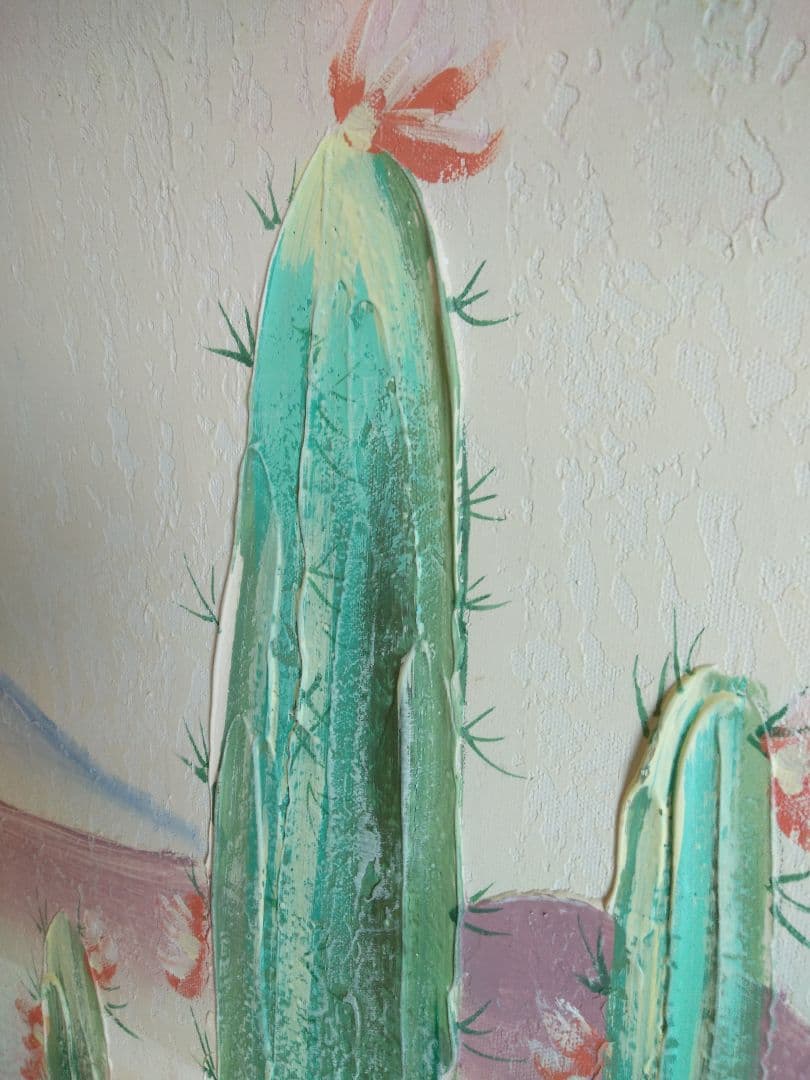 遥かな白銀の山々のふもとのサボテンのある風景