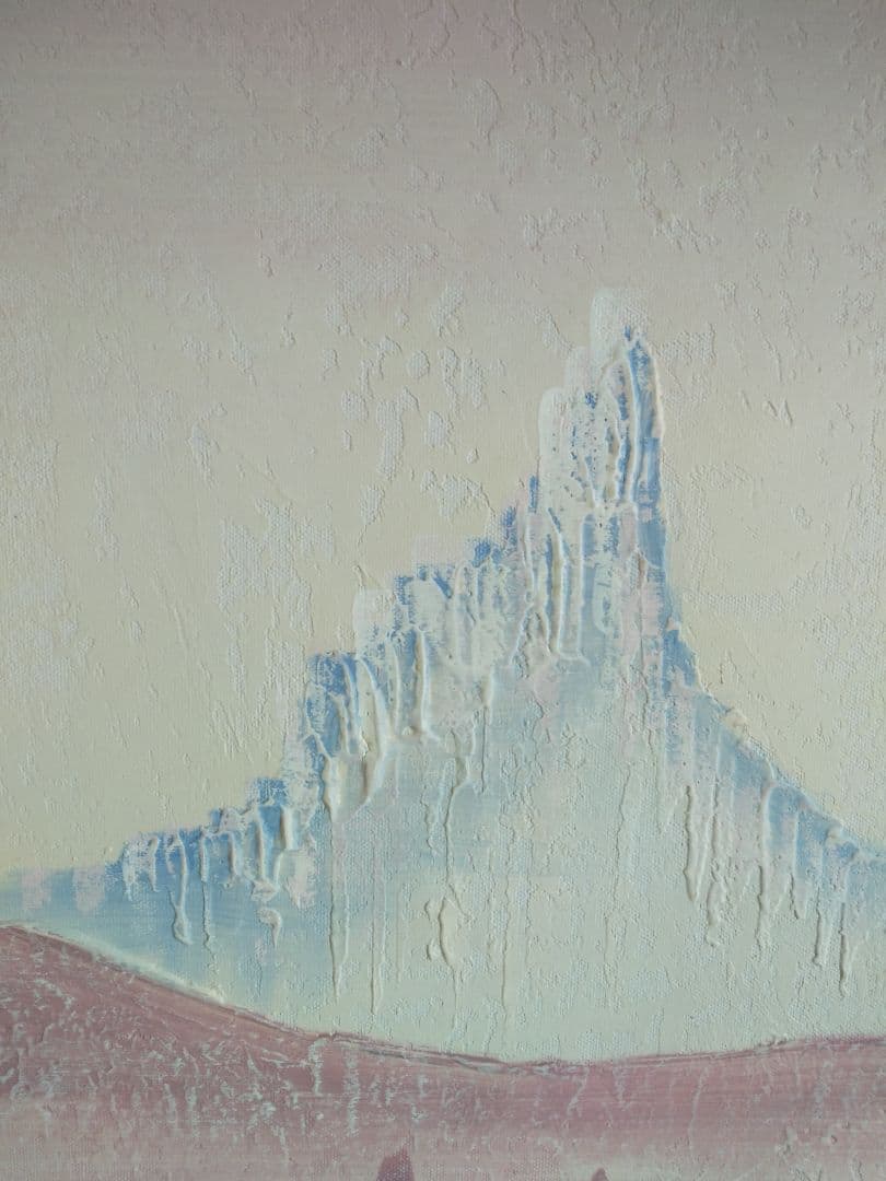 遥かな白銀の山々のふもとのサボテンのある風景