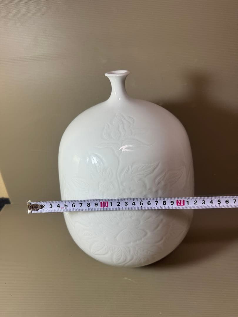 2921 松尾博之作　白磁花瓶　花文