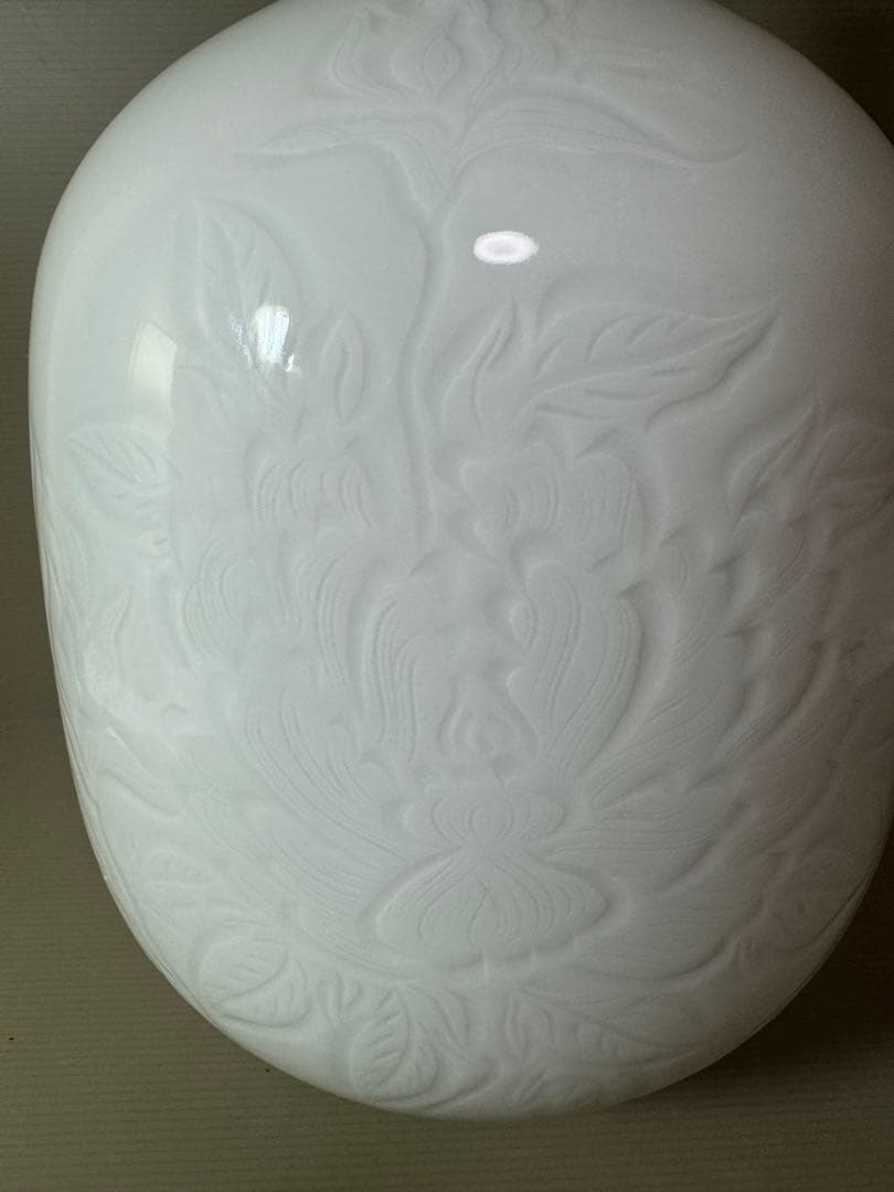 2921 松尾博之作　白磁花瓶　花文