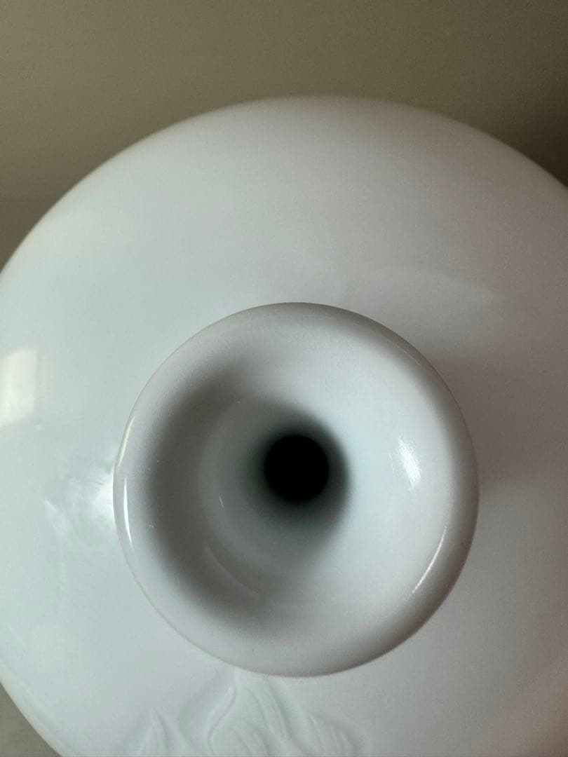 2921 松尾博之作　白磁花瓶　花文