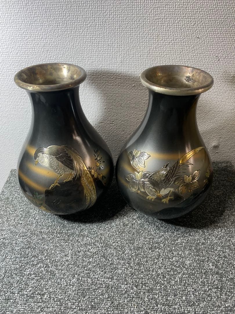 鶯と梅柄の花器　花瓶　蒔絵っぽい装飾