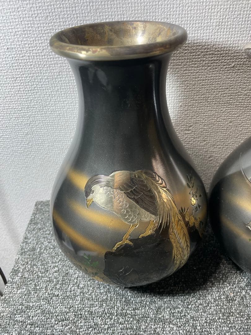 鶯と梅柄の花器　花瓶　蒔絵っぽい装飾