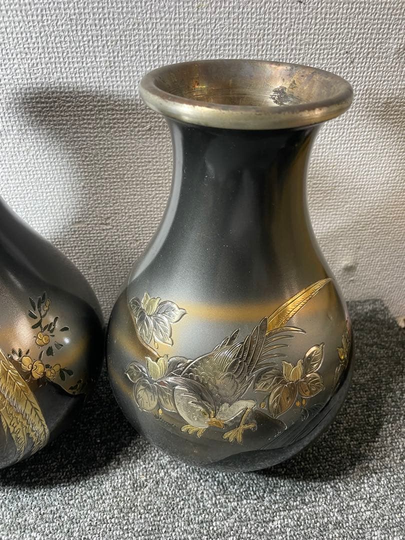 鶯と梅柄の花器　花瓶　蒔絵っぽい装飾