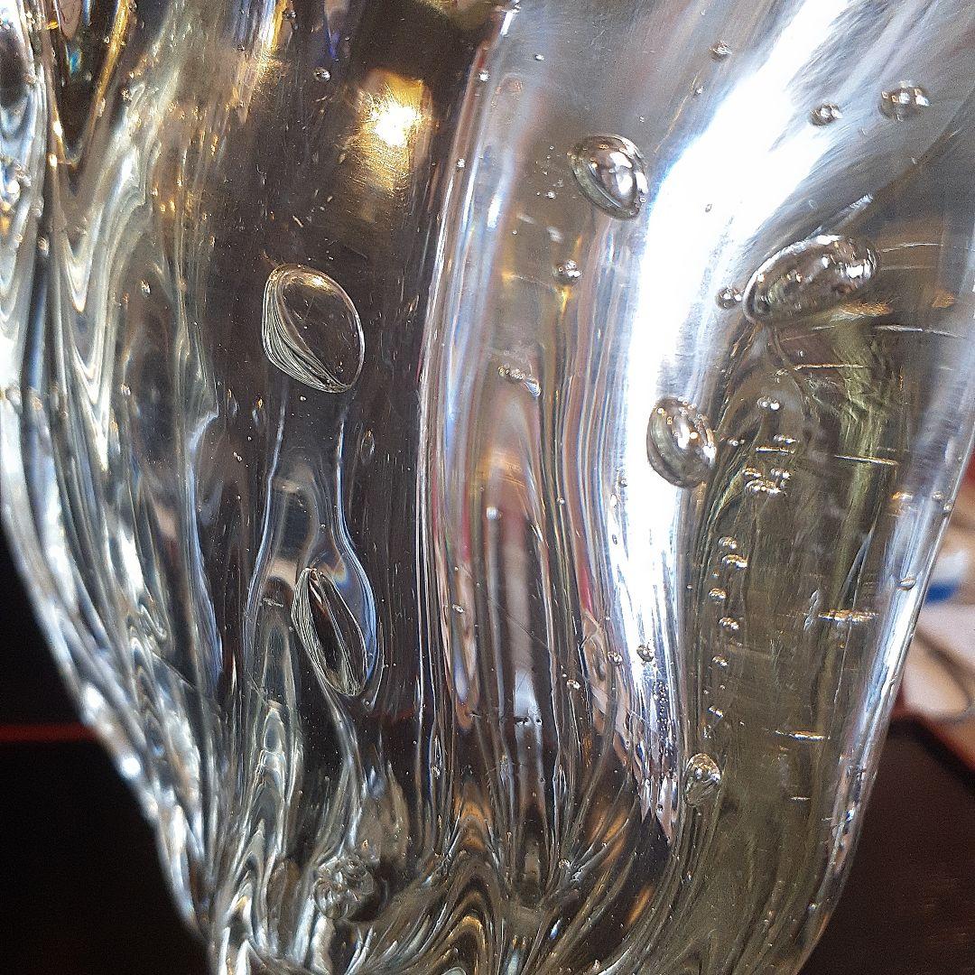 古い大きな気泡がある変形ガラス花入れ