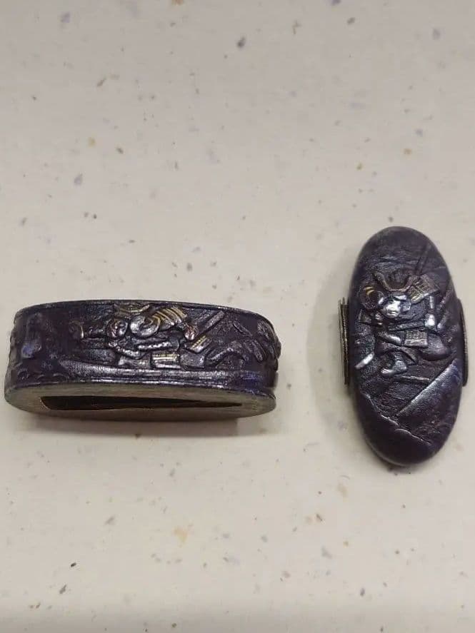 縁頭、鉄地に武者図、壇の浦の戦い図