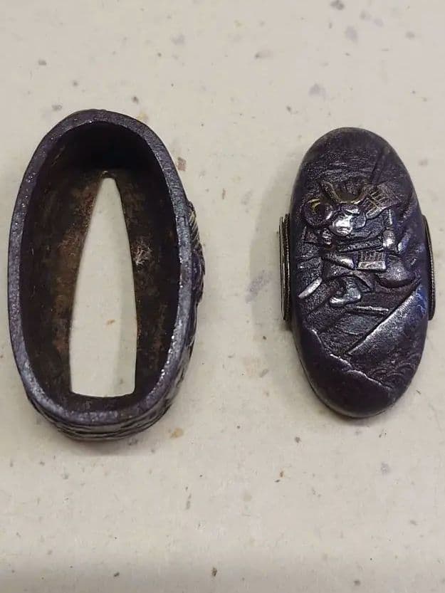 縁頭、鉄地に武者図、壇の浦の戦い図