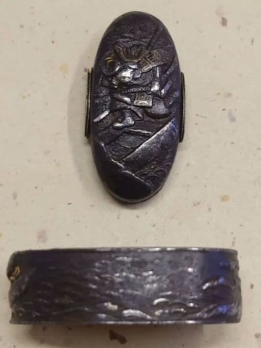 縁頭、鉄地に武者図、壇の浦の戦い図