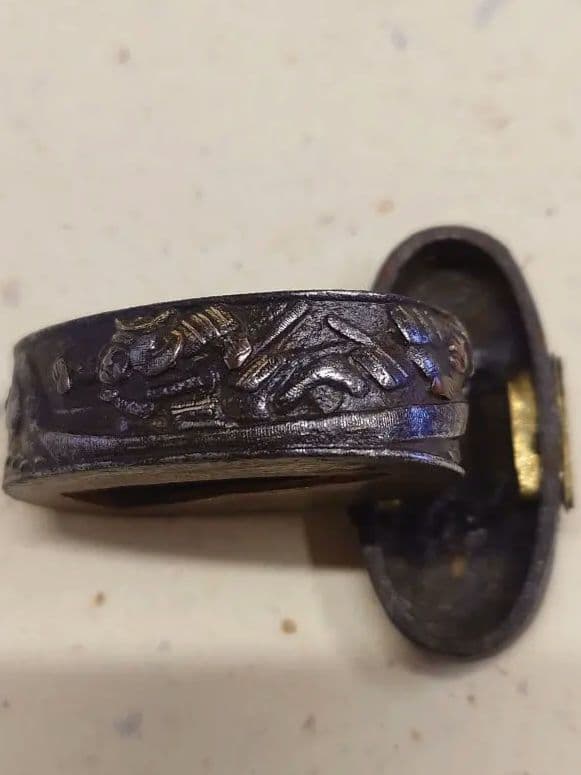 縁頭、鉄地に武者図、壇の浦の戦い図