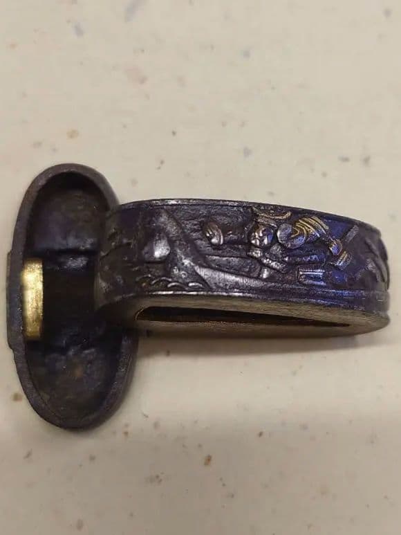 縁頭、鉄地に武者図、壇の浦の戦い図