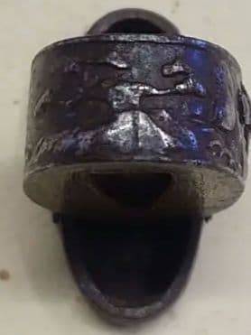 縁頭、鉄地に武者図、壇の浦の戦い図