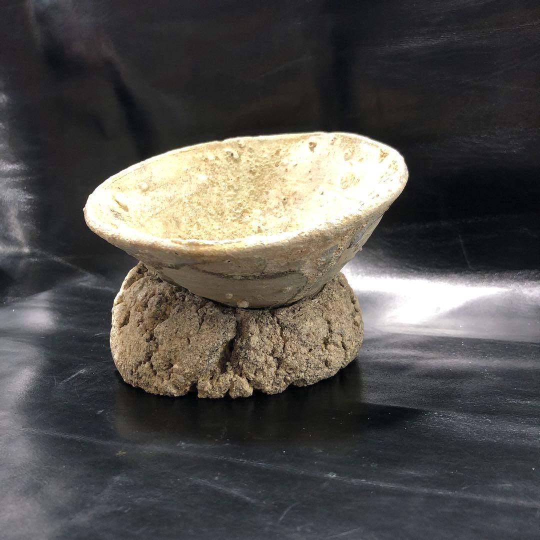 超珍品◾️蔵から超激レアな素焼きの台座が残った雰囲気の凄い抹茶茶碗が出て来ました。