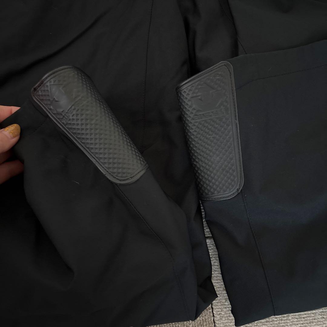 デサント赤いジャケットと黒いパンツのセット