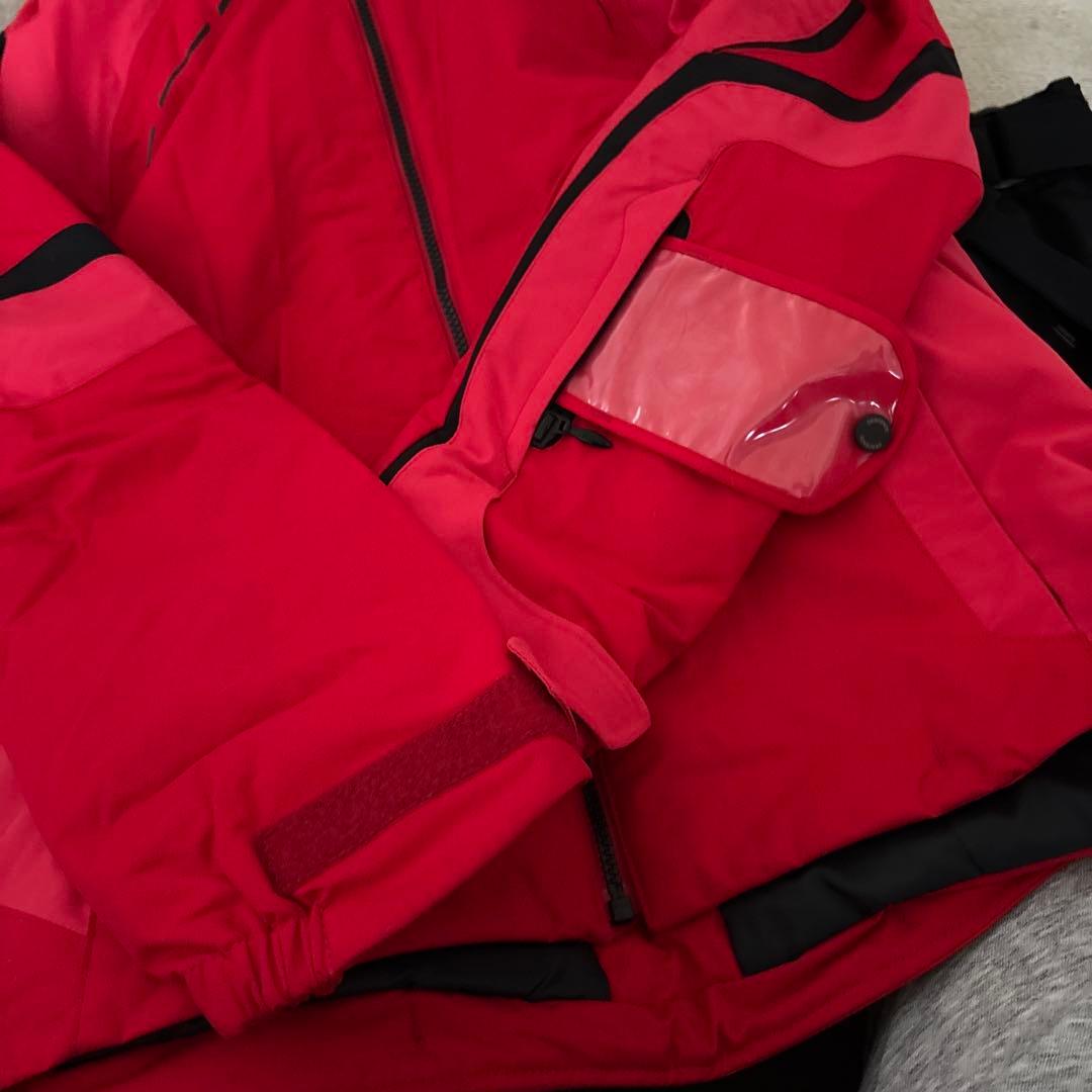 デサント赤いジャケットと黒いパンツのセット