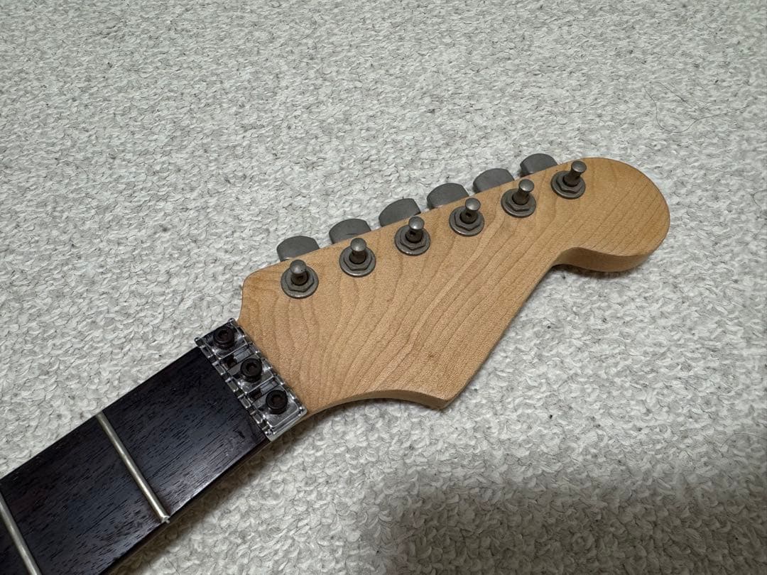 ストラトタイプネック ペグ・ロックナット付