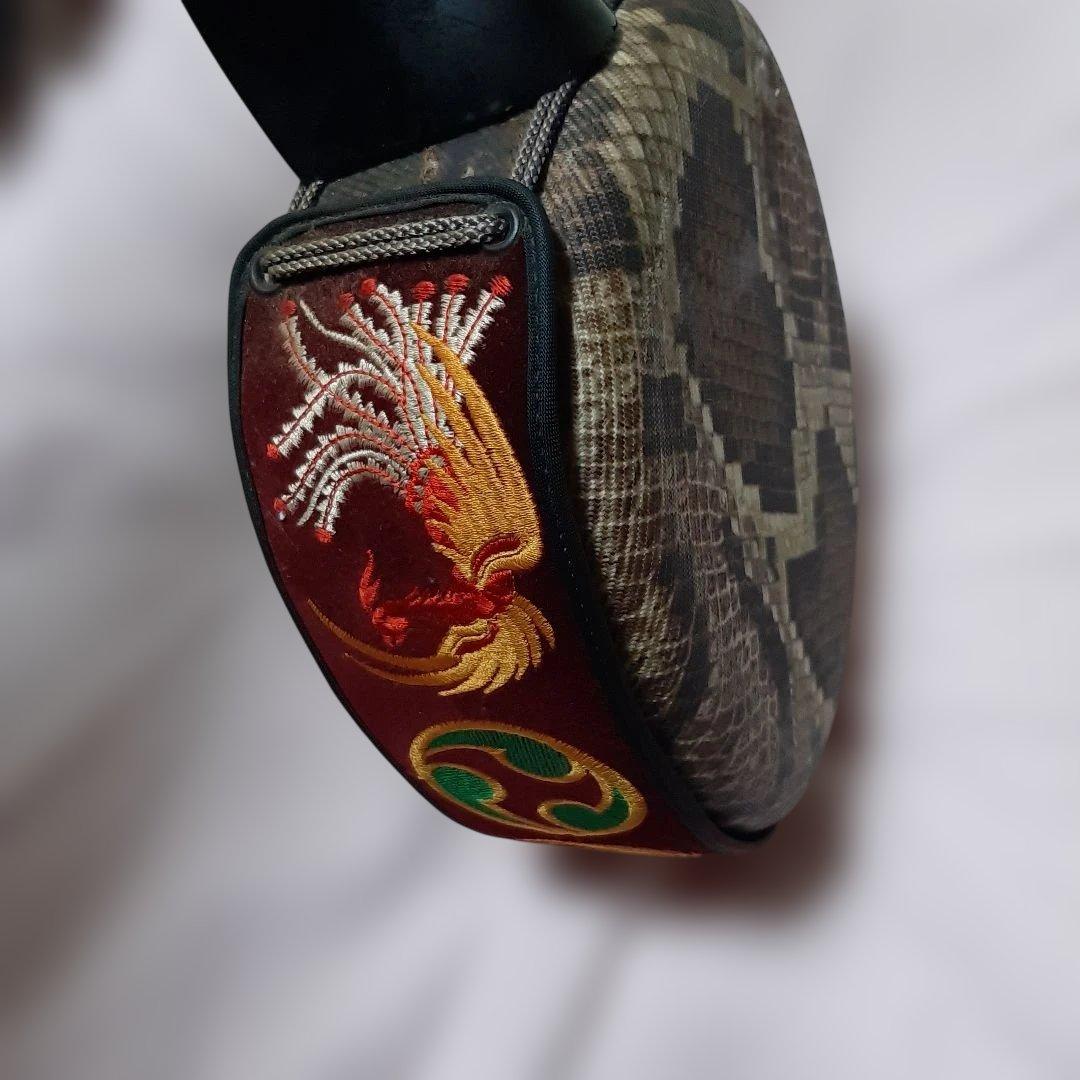 特上沖縄三線◆蛇柄デザイン人工皮革製◆手掛け金色刺繍左三つ巴◆ハードケース付き