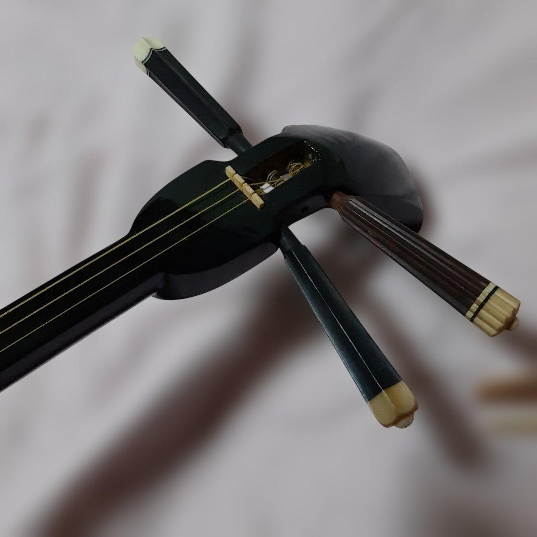 特上沖縄三線◆蛇柄デザイン人工皮革製◆手掛け金色刺繍左三つ巴◆ハードケース付き