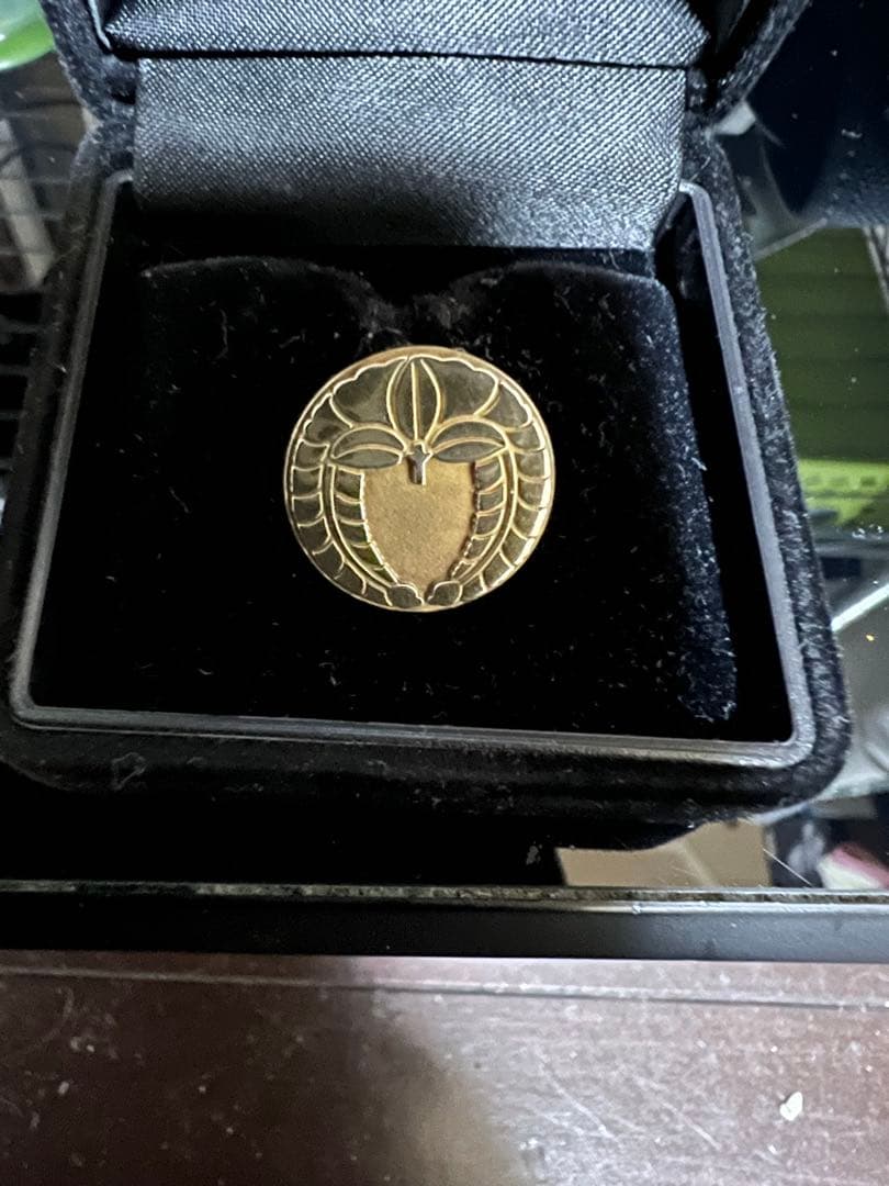 家紋バッチ(下がり藤)