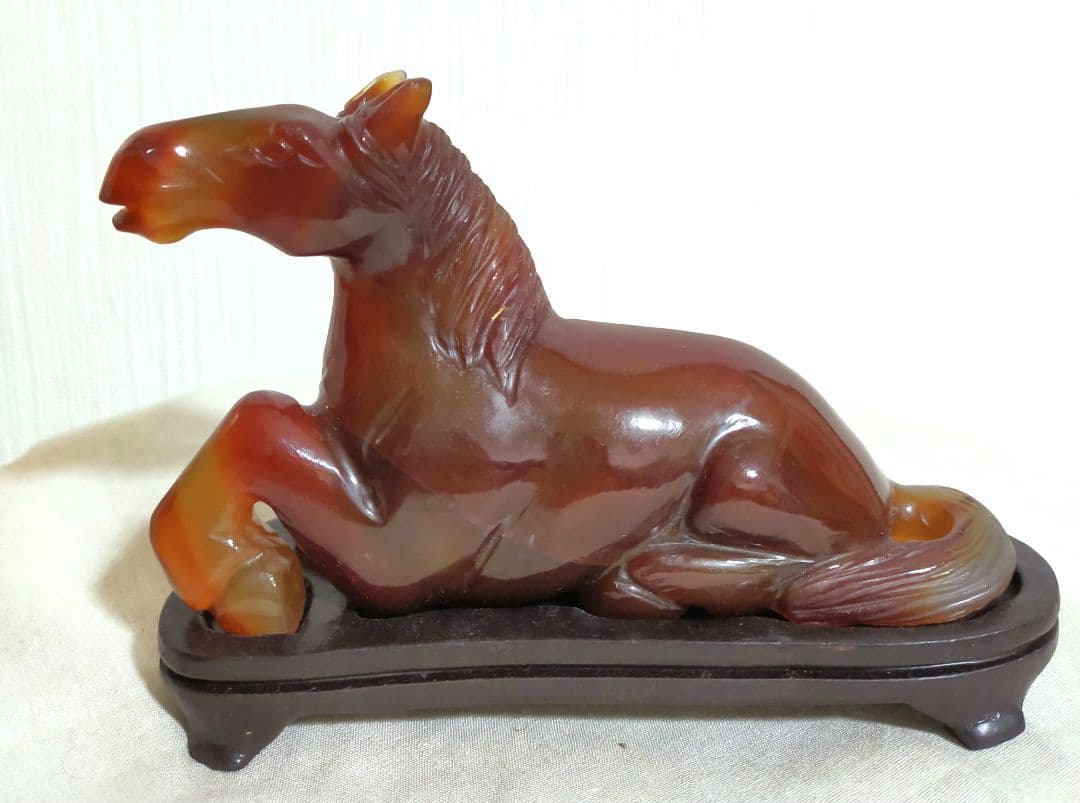 セール✨天然石　瑪瑙　彫刻馬　干支馬　木製台座付き