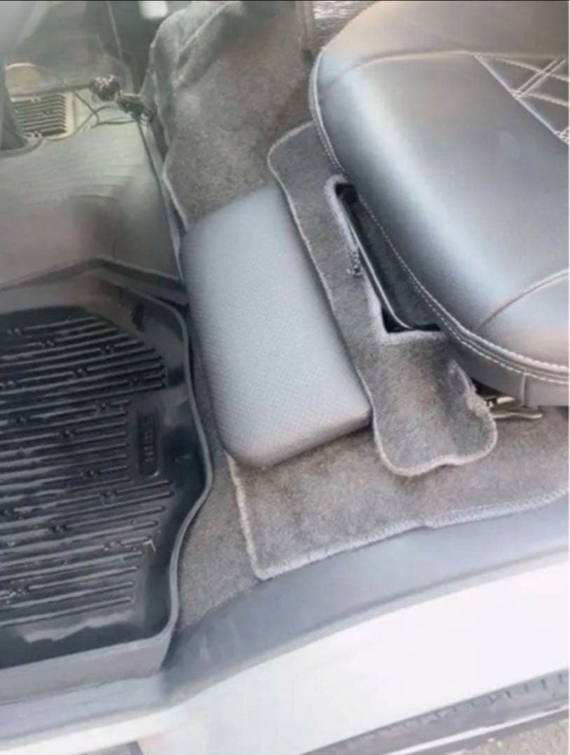 ハイエース200系　スーパーGL フットレスト　運転席側&助手席側　足おき台