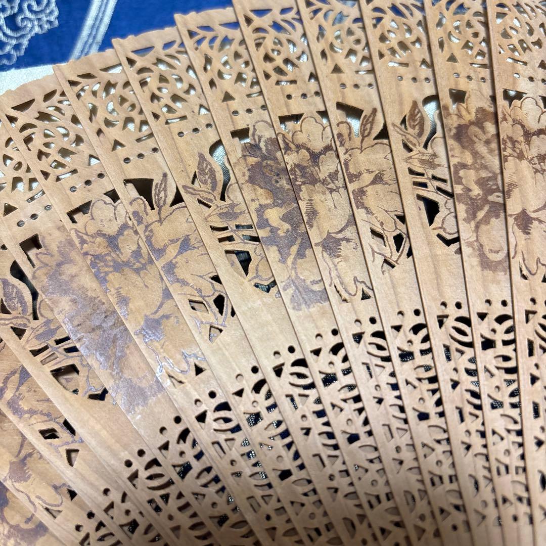 白檀扇透かし彫り木製扇子と木箱