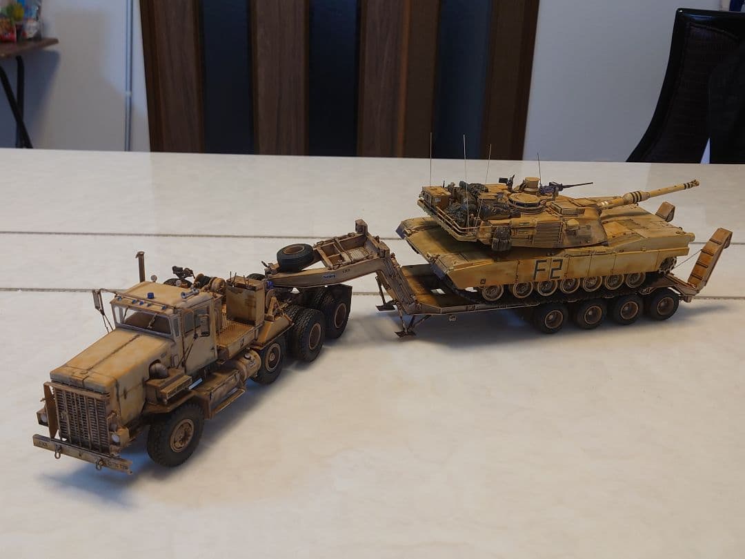 ホビーボス　戦車運搬車＆重装備セミトレーラー＆タミヤ　エイブラムス　1/35