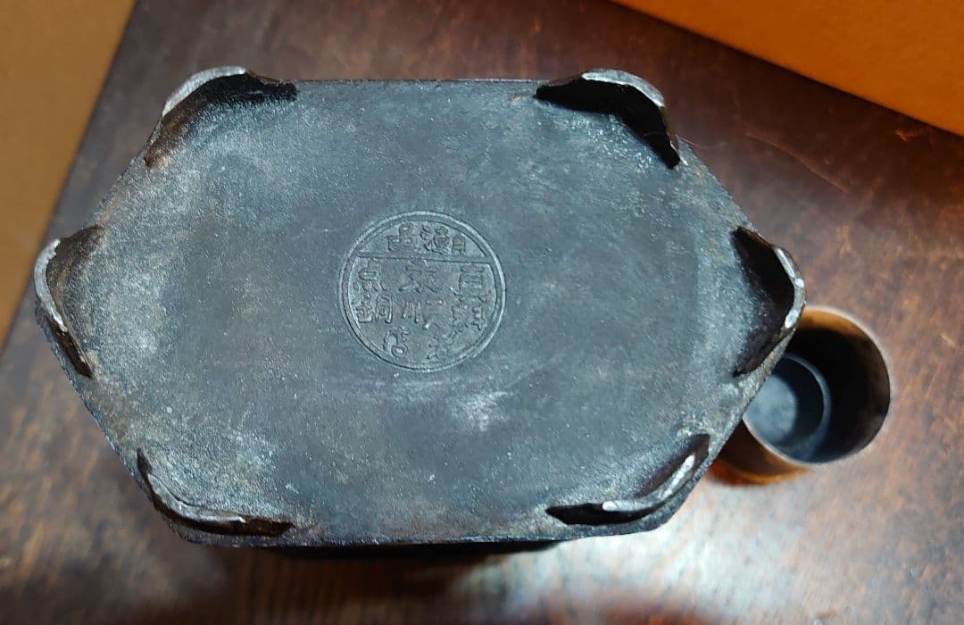 【中国古玩】『錫六角型ガラス絵入茶壺』底面に刻印有り。高さ18.5cm