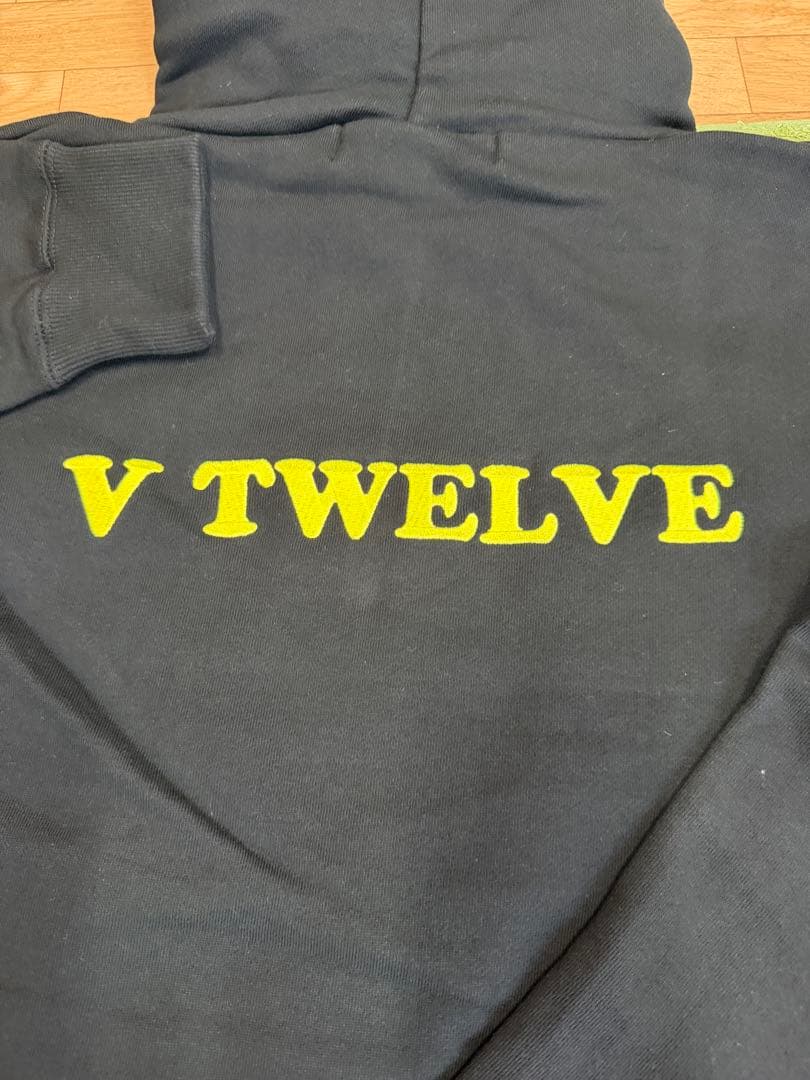 新品正規品【V12/L】ONE HAND LIONデザインパーカースウェット