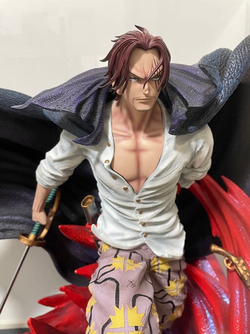 ①ONE PIECE フィギュア　赤髪のシャンクス