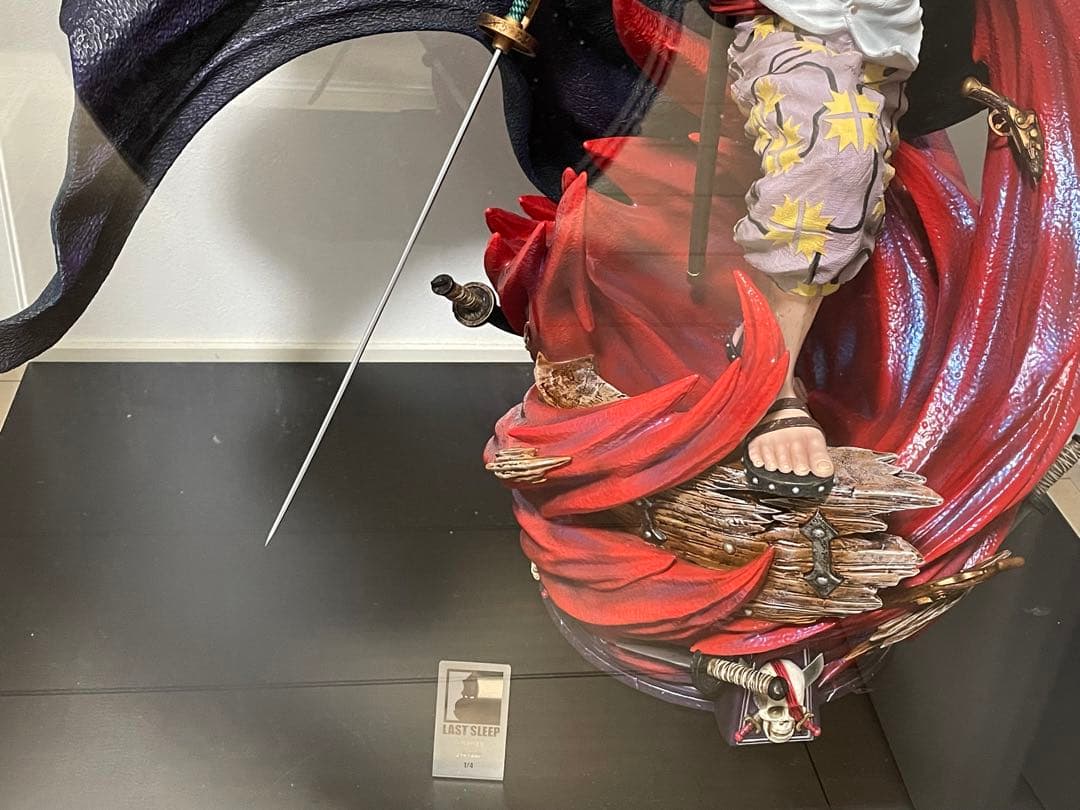 ①ONE PIECE フィギュア　赤髪のシャンクス