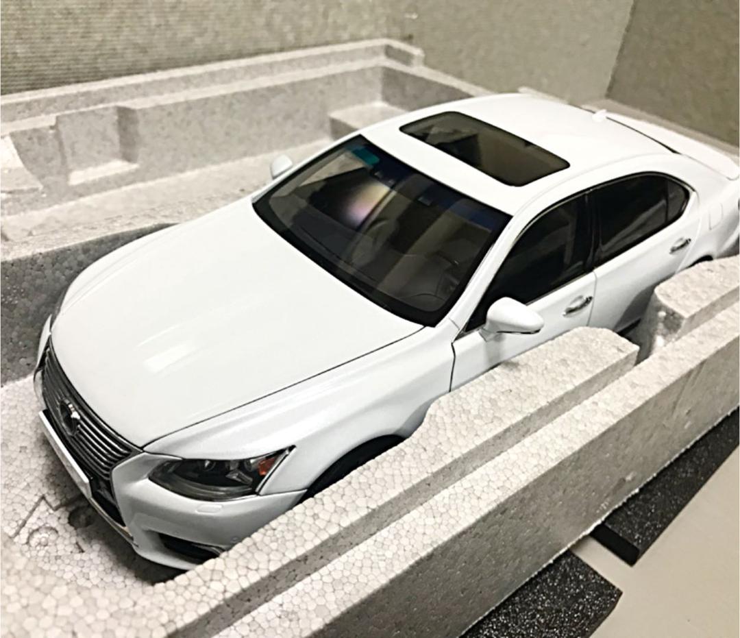 オートアート 1/18 レクサス LS600 ホワイトパール シリアルナンバー付