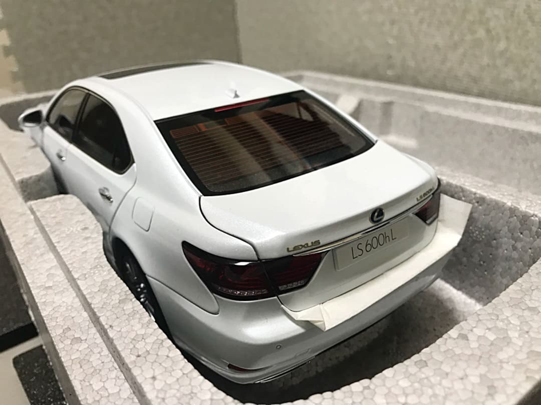 オートアート 1/18 レクサス LS600 ホワイトパール シリアルナンバー付