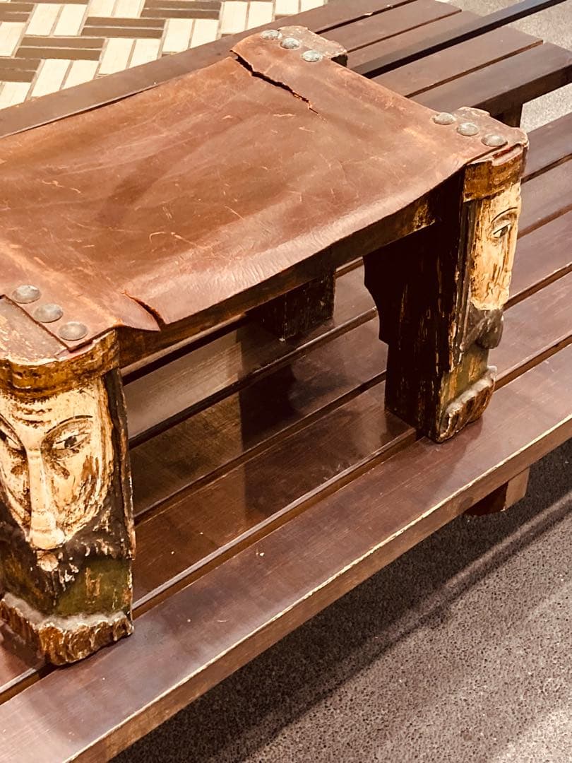 彫刻顔の木製スツール イタリア製1930年代 本革