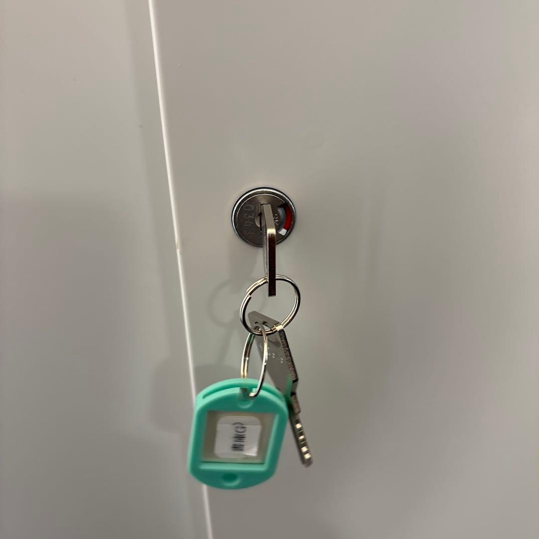 ホワイトスライドドアキャビネット(スチール製)