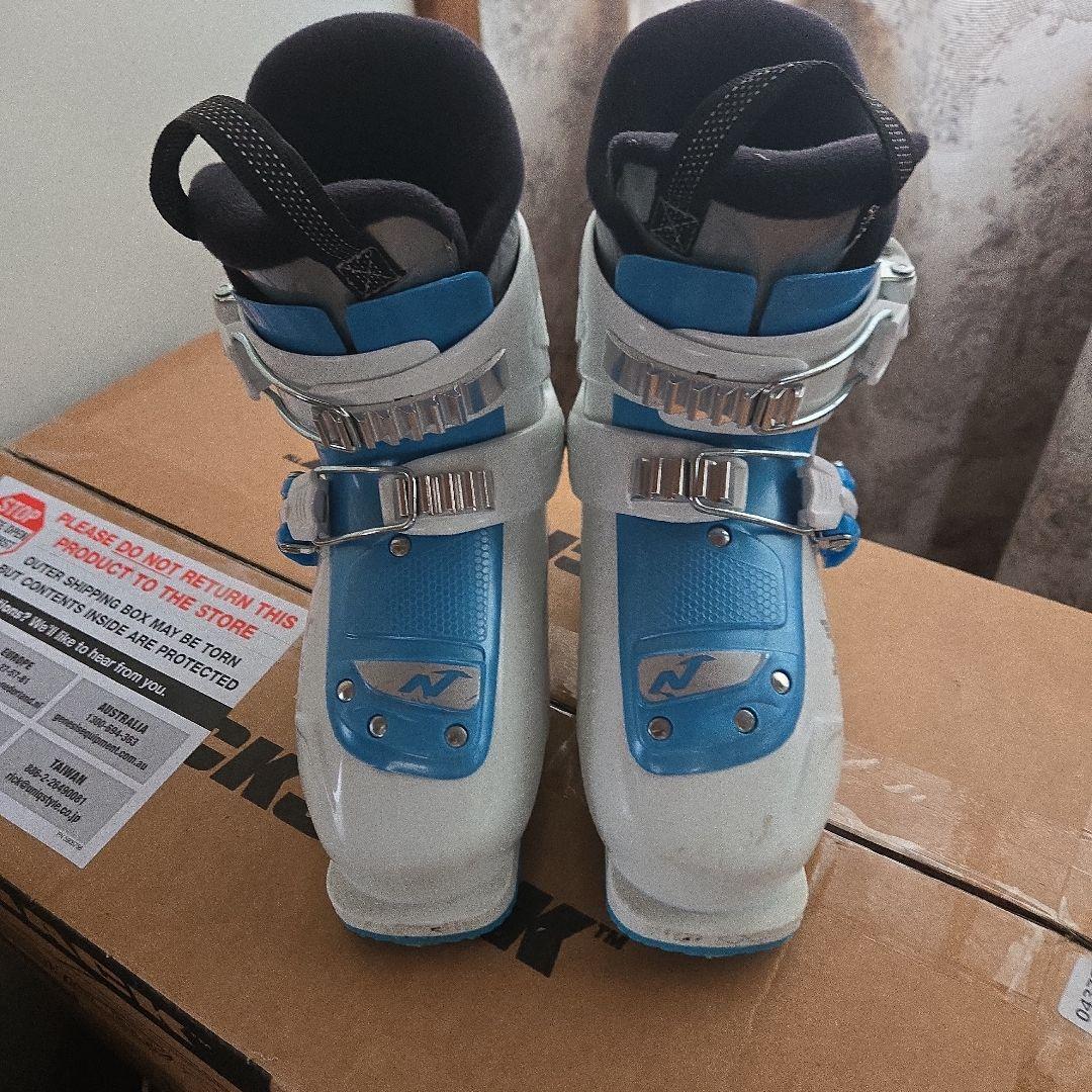 ジュニアスキーブーツ