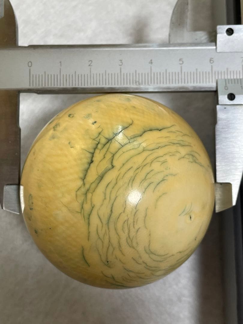 ビリヤード球　象牙風 赤白×4個 直径約6cm 重さ約966g 当時物